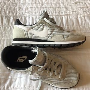 Women’s Nike’s size 9